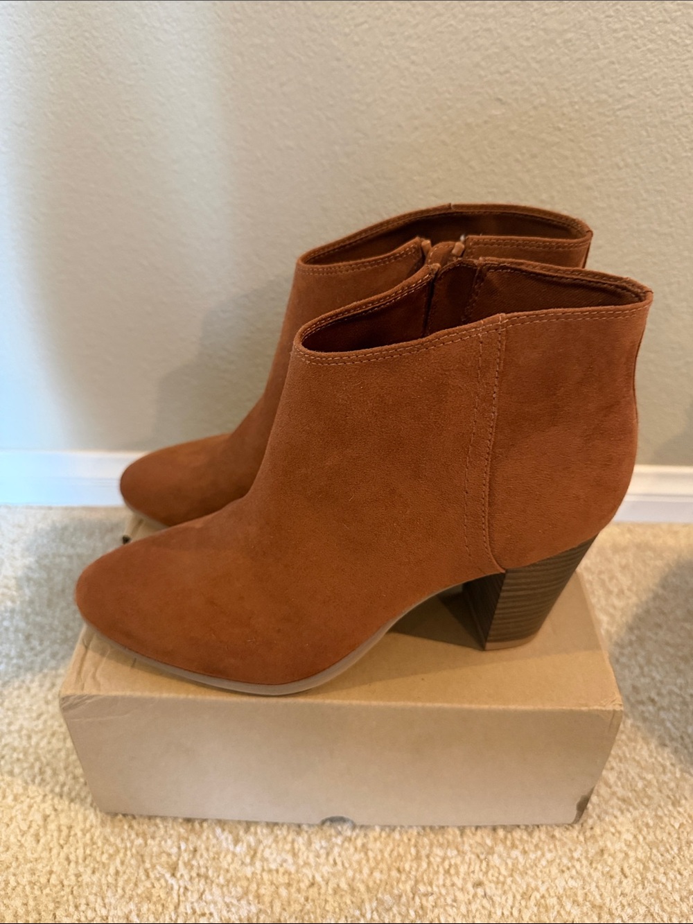 Old Navy Women’s Suede Ankle Booties in Rust, Size 8